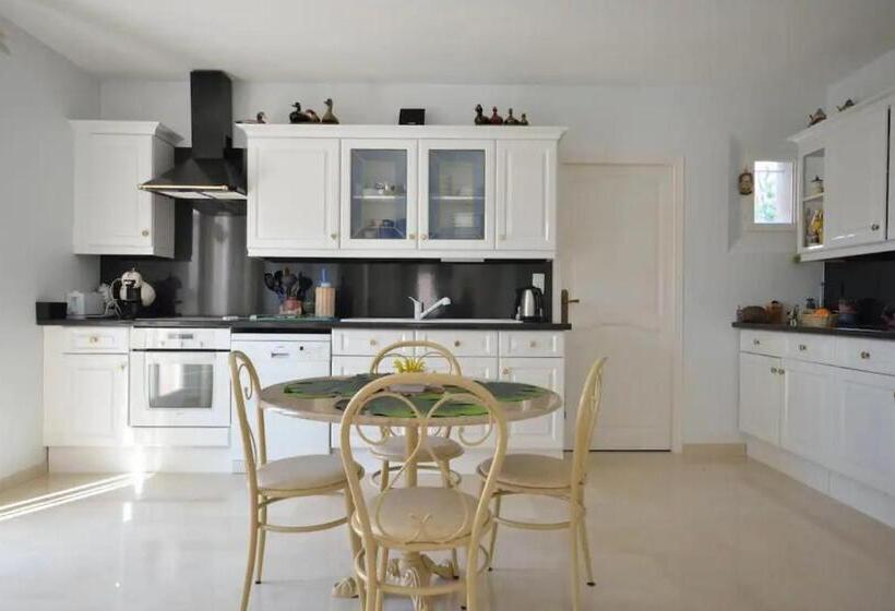 Апартаменты 2 Спальни, L Hacienda, Haut De Villa De Deux Chambres, Avec Salle De Bain Et Toilettes Wc Privative