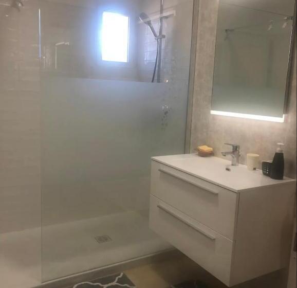 Апартаменты 2 Спальни, L Hacienda, Haut De Villa De Deux Chambres, Avec Salle De Bain Et Toilettes Wc Privative