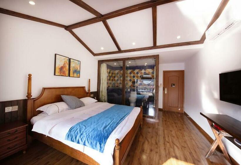 Номер Deluxe с Балконом, Fenghuang Slowly Time Inn
