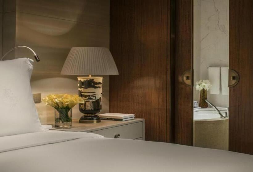 מיטת קינג בסוויטה, Four Seasons Hotel Tianjin