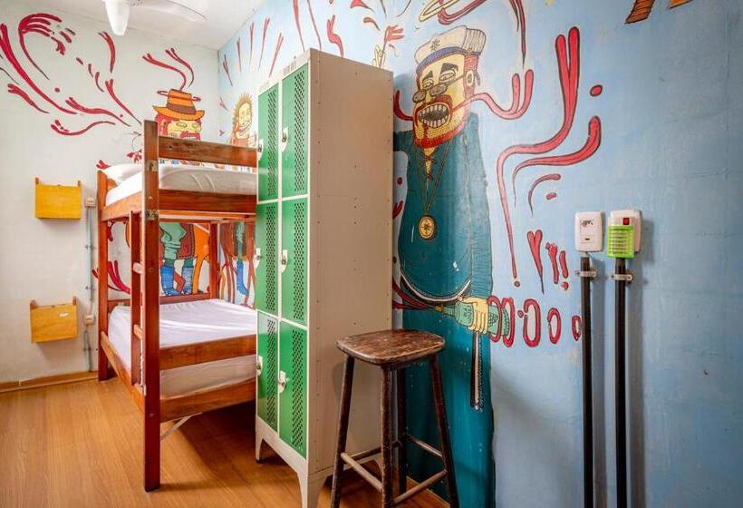 تختخواب در اتاق مشترک, Books Hostel