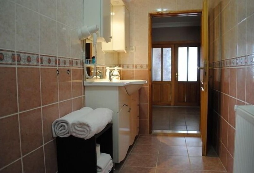 Family Suite, Cem