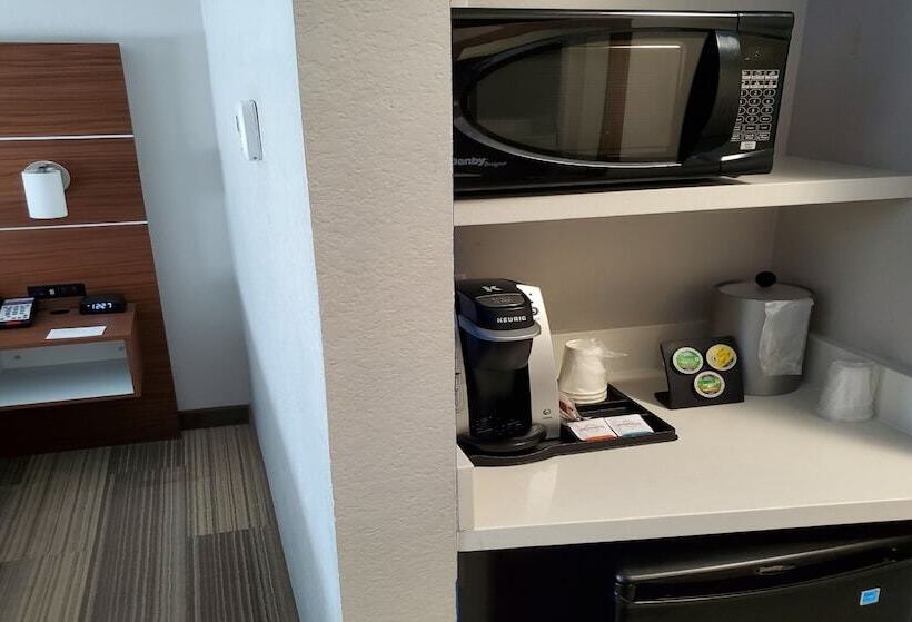 스위트, Holiday Inn Express & Suites Moore, An Ihg