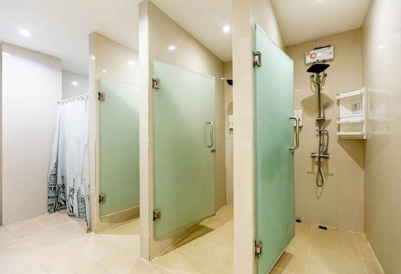 스탠다드 룸 공동 욕실, The Bedrooms Hostel Pattaya