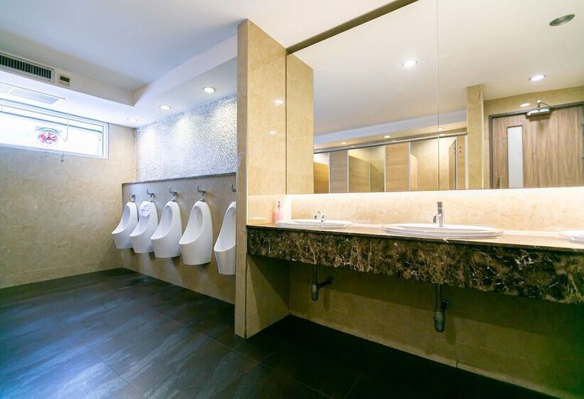 스탠다드 룸 공동 욕실, The Bedrooms Hostel Pattaya
