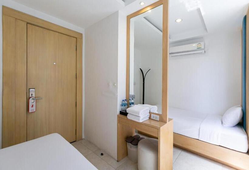 스탠다드 룸 공동 욕실, The Bedrooms Hostel Pattaya