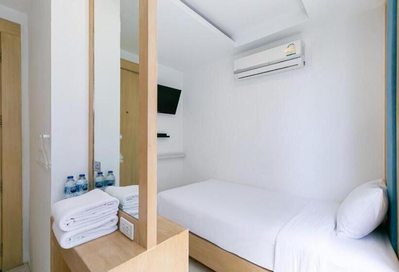 스탠다드 룸 공동 욕실, The Bedrooms Hostel Pattaya