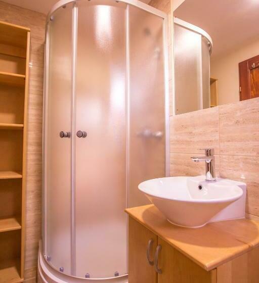 اتاق استاندارد سه نفره, Green House Hostel