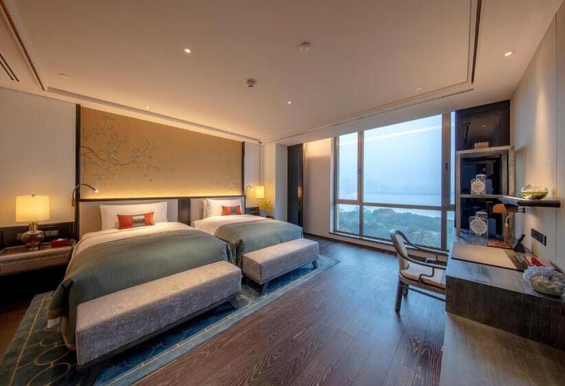 Deluxe room with river view, Hangzhou Jiutai