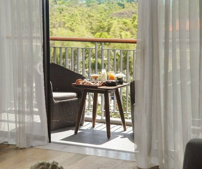 اتاق کلاسیک با چشم‌انداز استخر, Movenpick Resort & Spa Jimbaran Bali