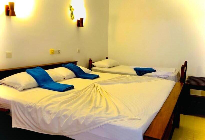 3 Bett Deluxe Zimmer, Mirissa Beach Inn