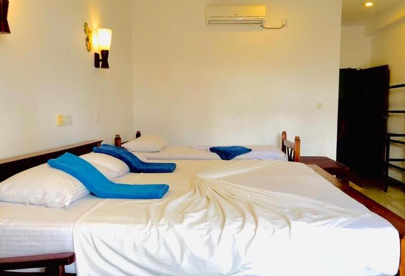 3 Bett Deluxe Zimmer, Mirissa Beach Inn
