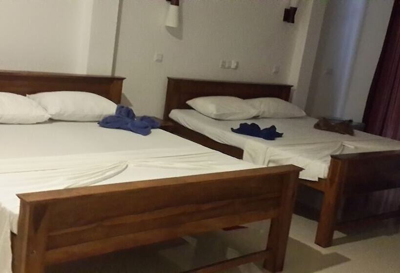 3 Bett Deluxe Zimmer, Mirissa Beach Inn