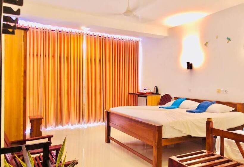 3 Bett Deluxe Zimmer, Mirissa Beach Inn