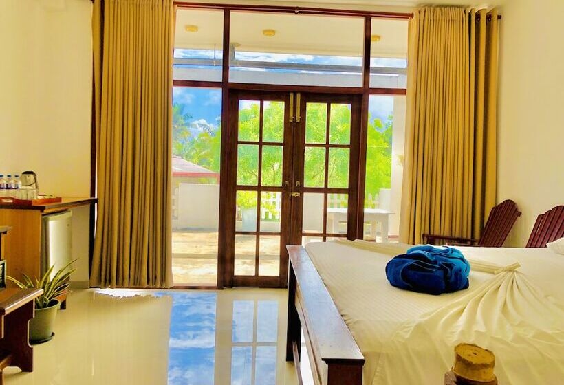 3 Bett Deluxe Zimmer, Mirissa Beach Inn