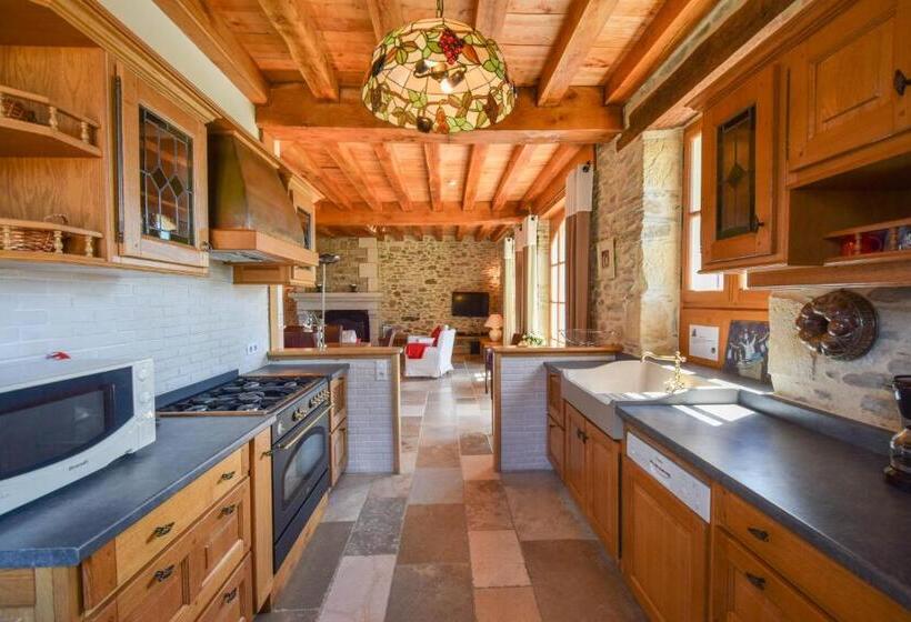 Дом 4 Спальни, Domaine D'essendiéras
