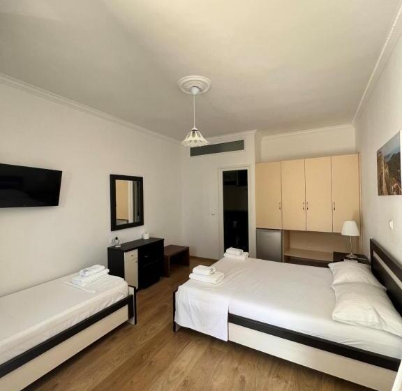 חדר סטנדרט לשלושה, Dimitri