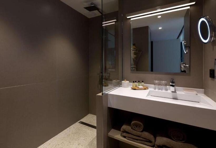 اتاق اجرایی با تخت بزرگ, L Arbre Voyageur   Bw Premier Collection   Lille