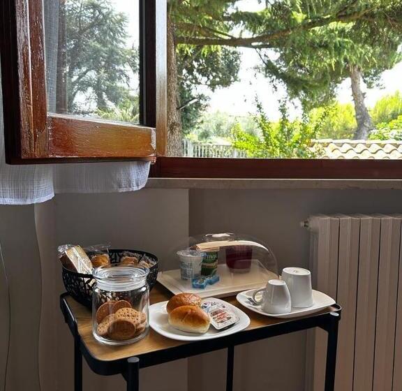 اتاق لوکس با بالکن و چشم‌انداز دریا, B&b La Casa Di Polly