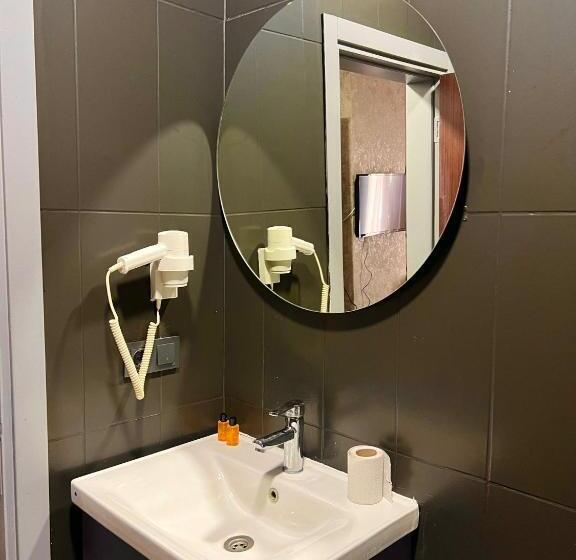 标准三人间, Güneşli̇ Ai̇rport Sui̇te