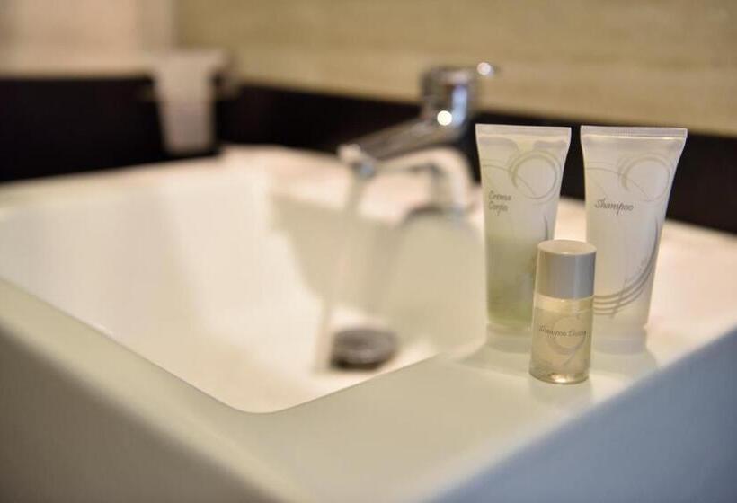 اتاق اساندارد با چشم‌انداز جانبی به دریا, Bellevue Sardinia Resort, Affiliated by Meliá