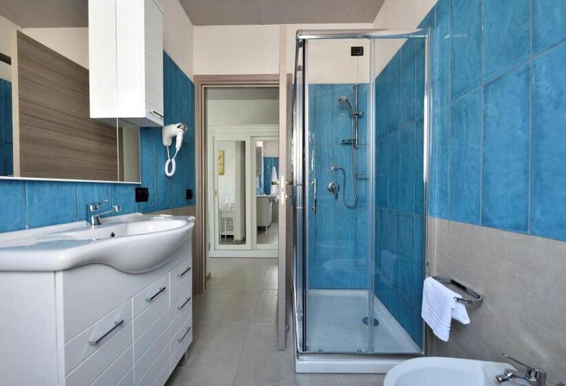 اتاق خانوادگی با چشم‌انداز جانبی دریا, Bellevue Sardinia Resort, Affiliated by Meliá