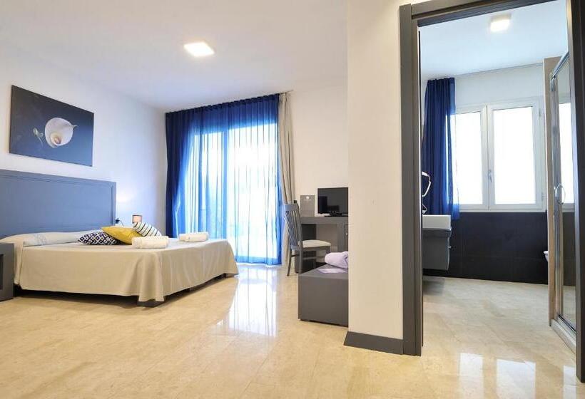 اتاق خانوادگی با چشم‌انداز جانبی دریا, Bellevue Sardinia Resort, Affiliated by Meliá