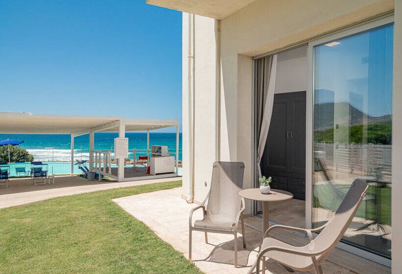 اتاق اساندارد با چشم‌انداز جانبی به دریا, Bellevue Sardinia Resort, Affiliated by Meliá