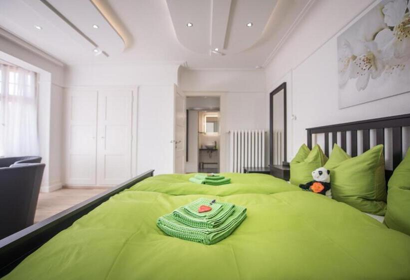 سوییت جونیور لوکس, Max Aviation Villa & Apartments
