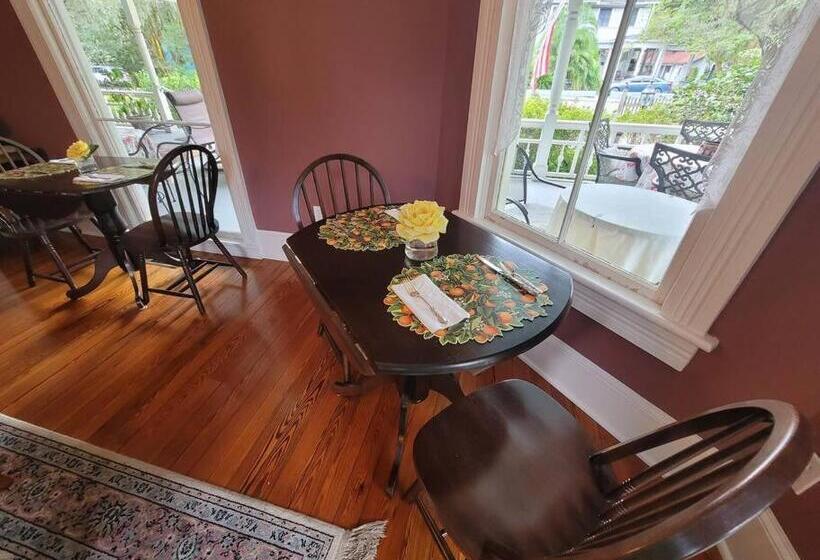 스탠다드 룸, Briar Rose Room At Camellia Rose Inn Downtown