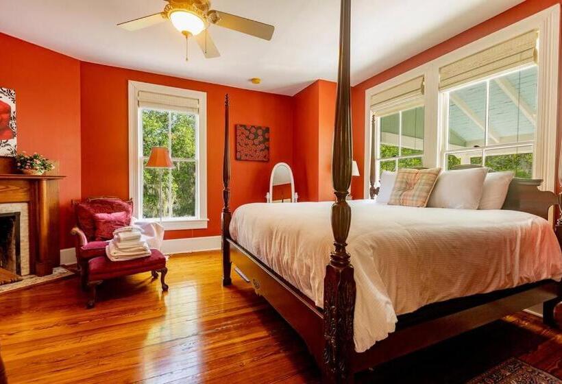 스탠다드 룸, Briar Rose Room At Camellia Rose Inn Downtown