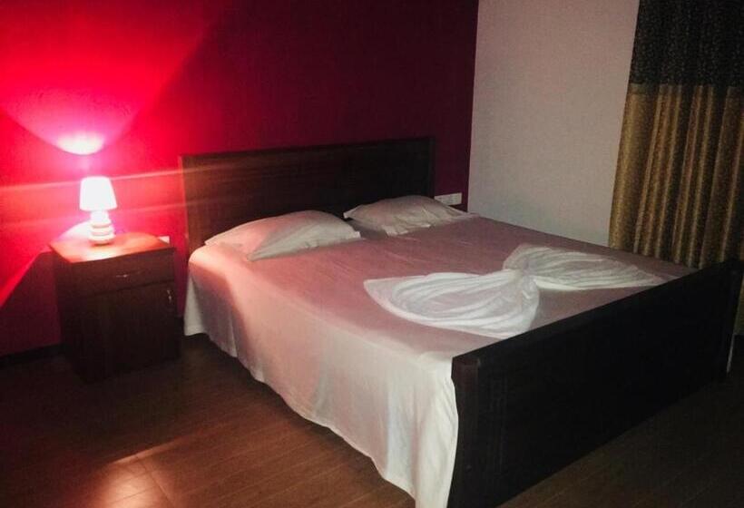 Трехместный Номер Deluxe, Crown Holiday Village Near Marawila