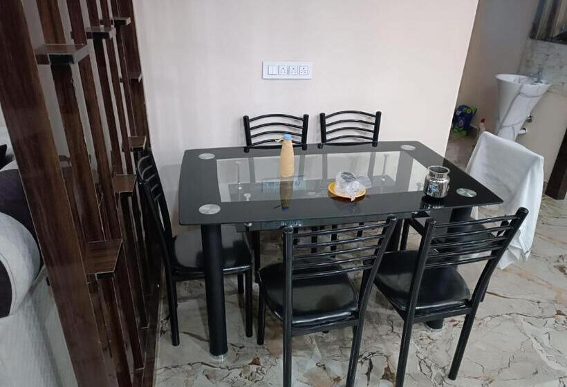 Трехместный Номер Стандарт с Балконом, Alif Serviced  Apartments