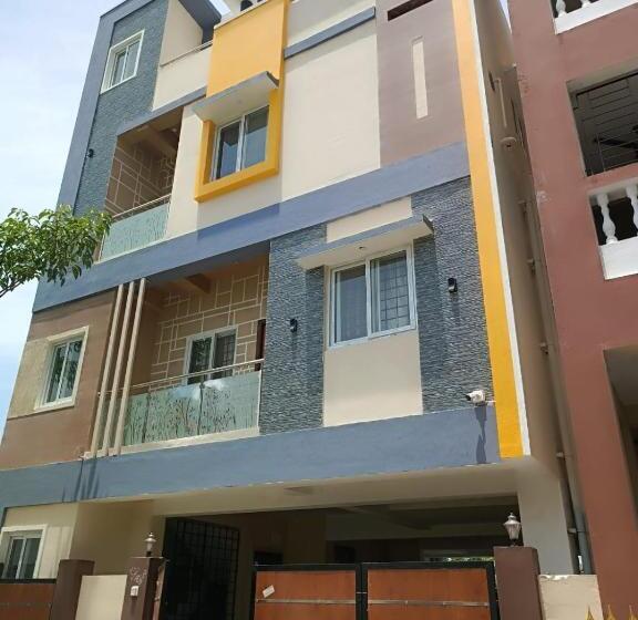 Трехместный Номер Стандарт с Балконом, Alif Serviced  Apartments