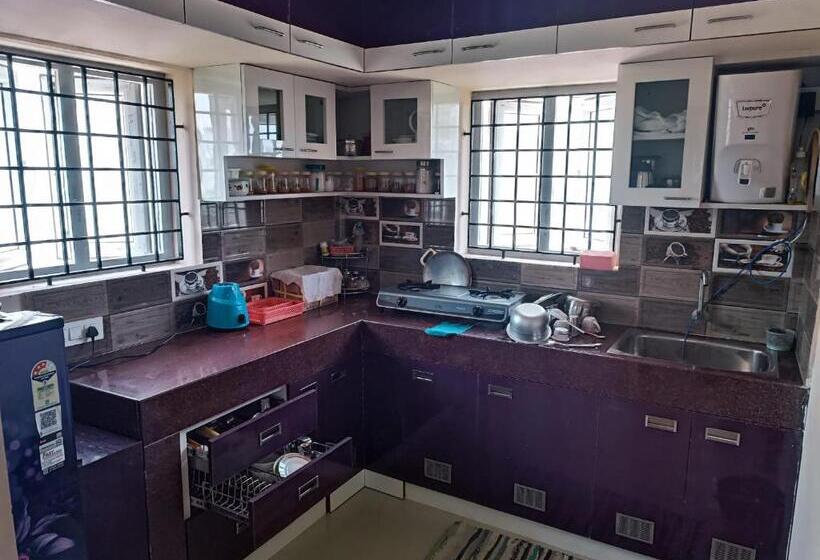 Трехместный Номер Стандарт с Балконом, Alif Serviced  Apartments