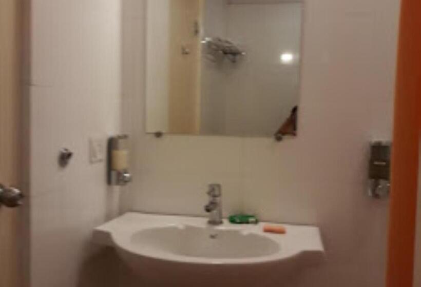 Номер Deluxe, Amit Plaza Dhule