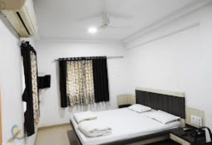 Номер Deluxe, Amit Plaza Dhule