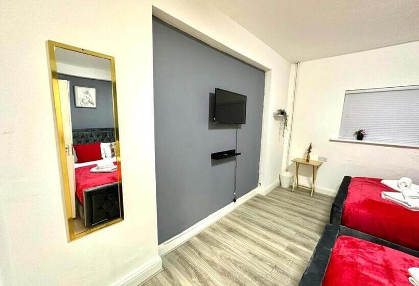 اتاق استاندارد با سرویس بهداشتی مشترک, Harrow Stays Ha1