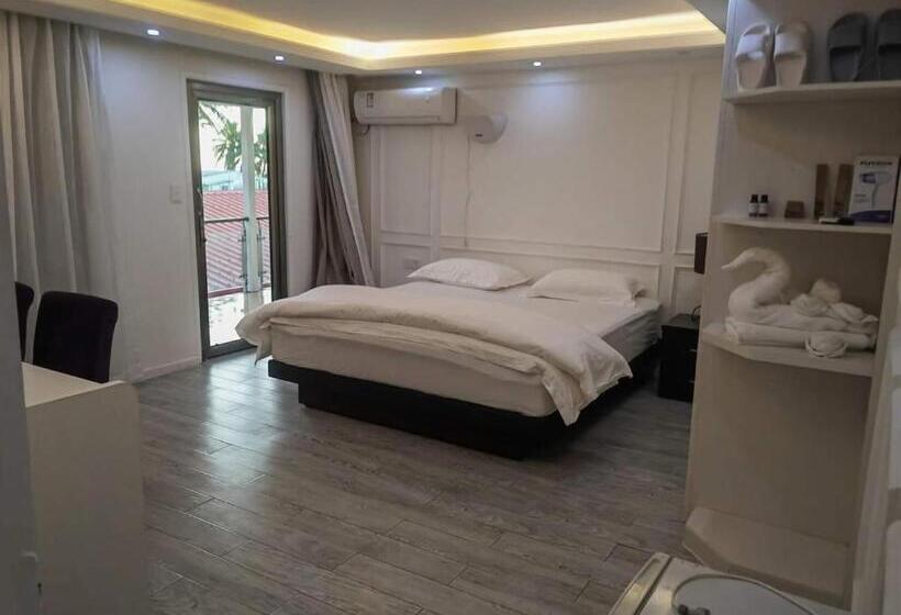 اتاق استاندارد با بالکن, Lata