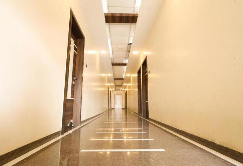 Номер Стандарт с Балконом, Sharveen Classic Inn