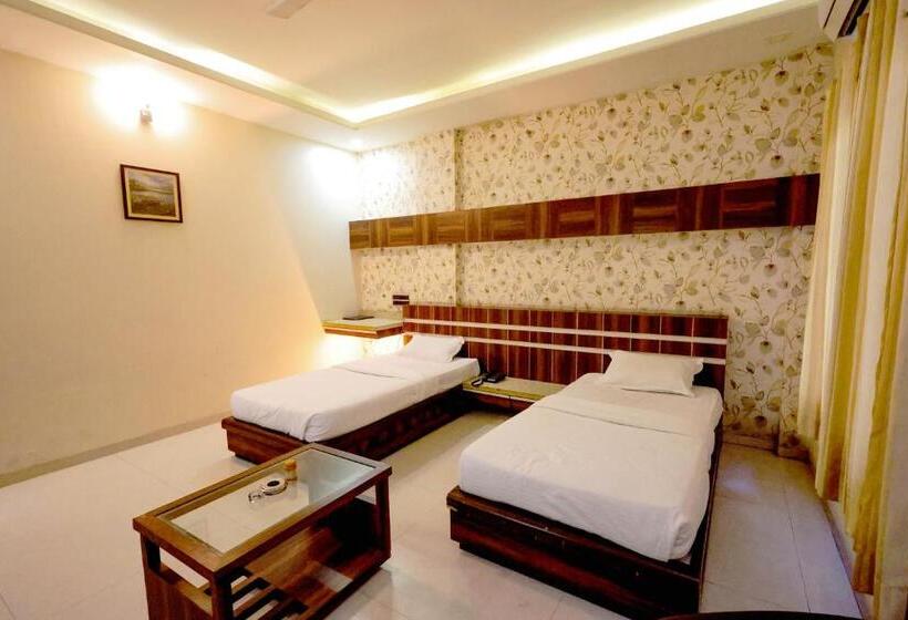 Номер Стандарт с Балконом, Sharveen Classic Inn