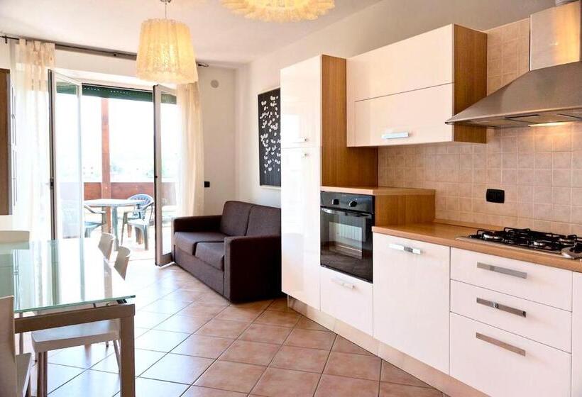 带2个卧室的公寓, Isa Apartments For 4 People, 2 Bedrooms, In Residence With Swimming Pool In San Vincenzo, Just 600 M