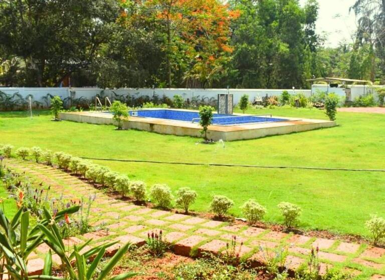 Полулюкс Повышенной Комфортности, Sulochana Resort