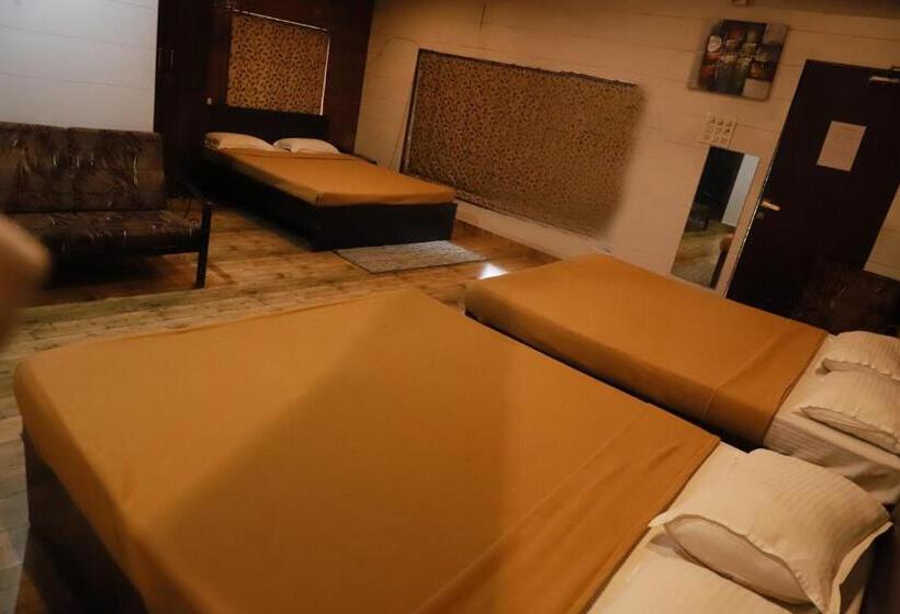 带2个双人床的标准工作室, Sound Rio Retreat Karjat