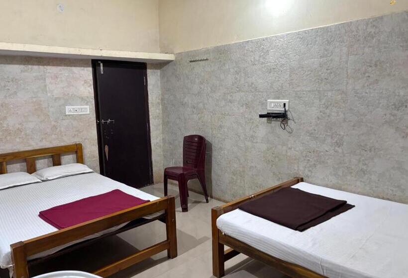 四人标准间, Staymaker Naik Residency