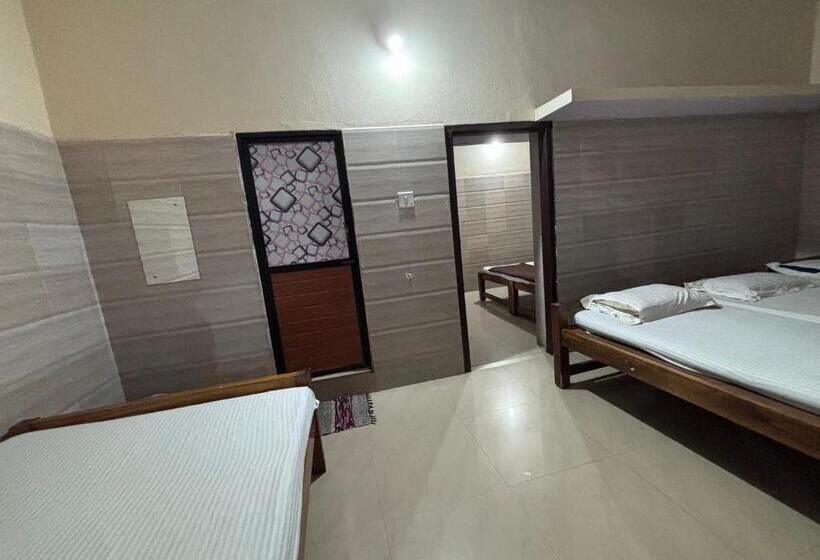 家庭间, Staymaker Naik Residency