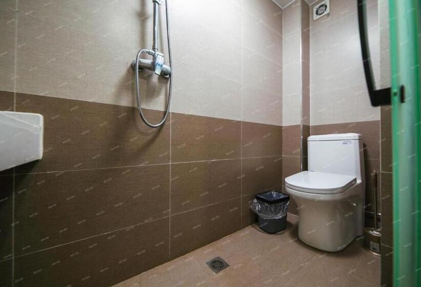 Номер Стандарт, Colour Hotel   Nanchang West Railway Station