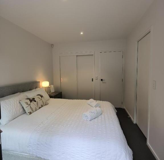 Номер Стандарт, Private Room With Ensuite & Garden Epsom