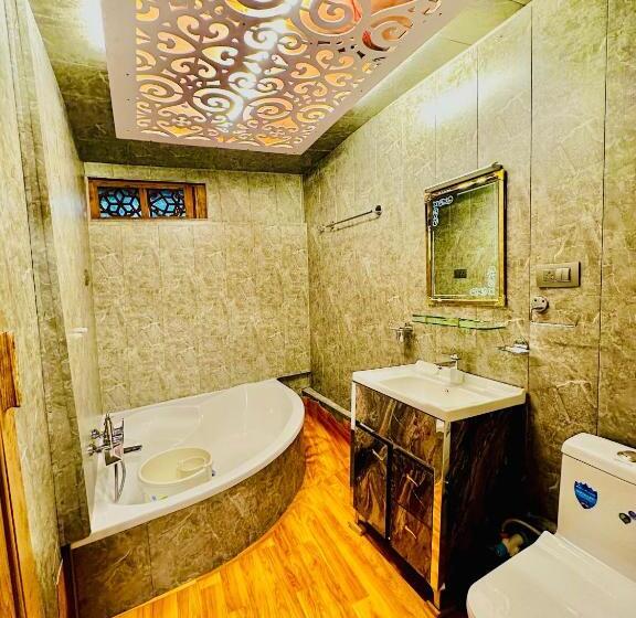 سوییت اجرایی, Floating Luxury Group Of Houseboats