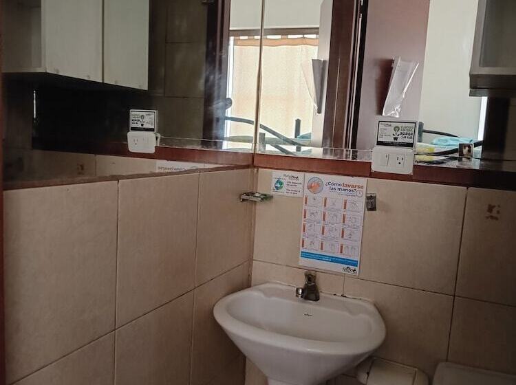 Номер Стандарт, Hostal Urban Inn La Mariscal